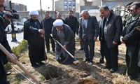 کاشت نهال در محوطه مصلی امام خمینی(ره ) آذربایجان شرقی