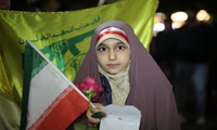 اهدای گل به دختران به مناسبت میلادحضرت فاطمه معصومه سلام الله علیها در موکب کارکنان جهادکشاورزی استان قم