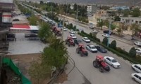 رژه تراکتورداران فیروزآباد تجدید بیعت کشاورزان با انقلاب