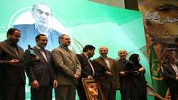 تجلیل از خادمان خاک/ برگزیدگان جشنواره هنری خاک و آب معرفی شدند