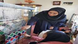 مهارت آموزی 26 نفر از دختران عشایر استان قزوین در گلیم بافی