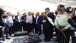 ادای احترام وزیر جهادکشاورزی به مقام شامخ شهدای شهرستان بیجار و دیدار با خانواده شهدا