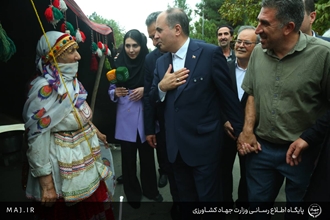بازدید وزیر جهاد کشاورزی از نمایشگاه توانمندی‌های روستایی و عشایری